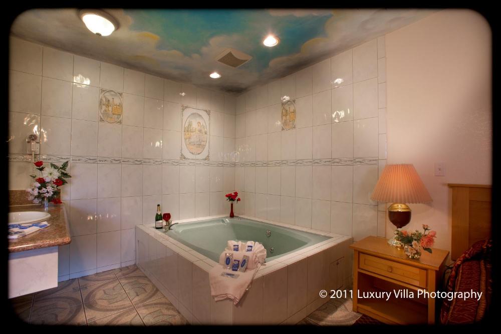 King Studio with Spa Bath interior